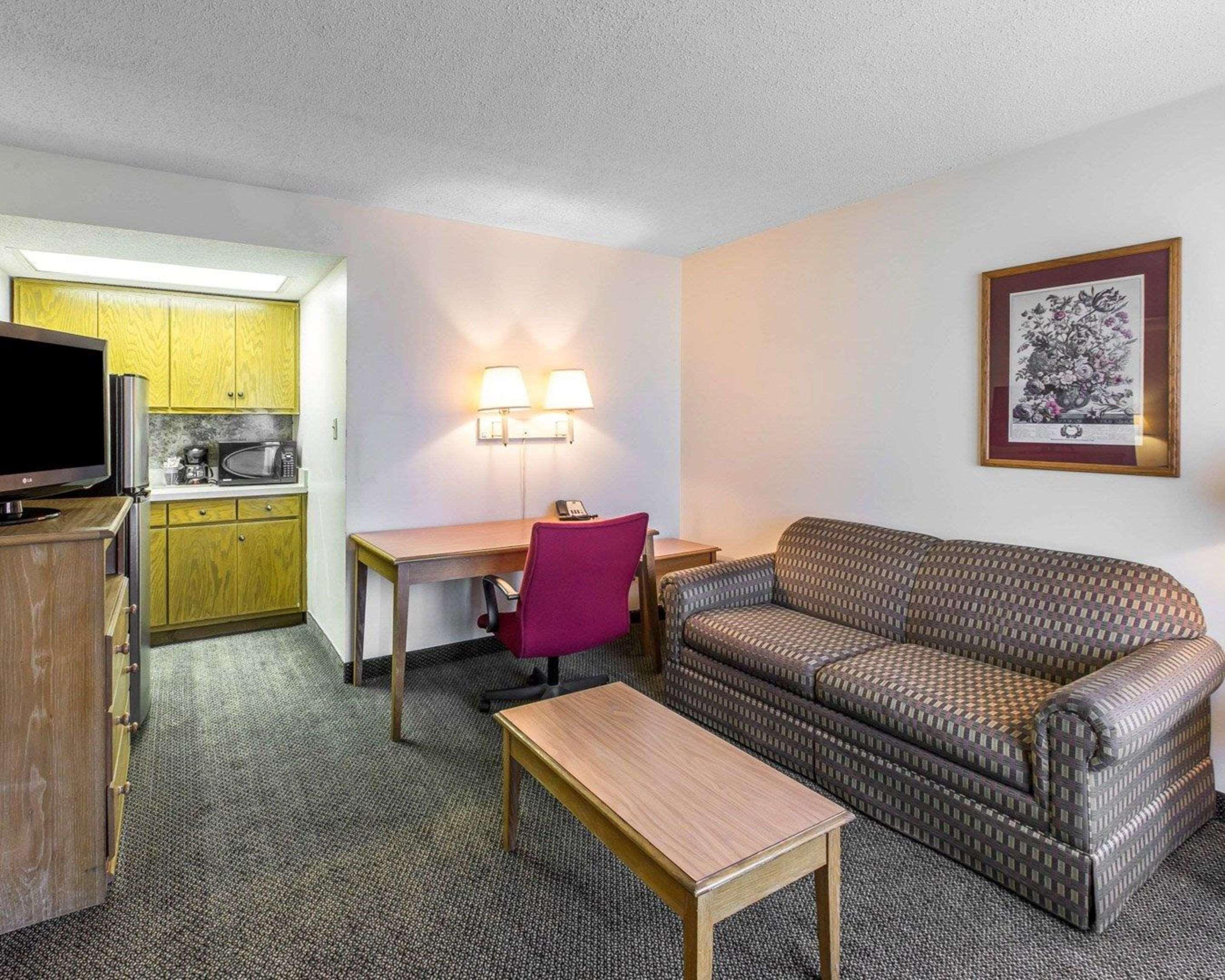 Quality Inn & Suites Waycross Exterior photo